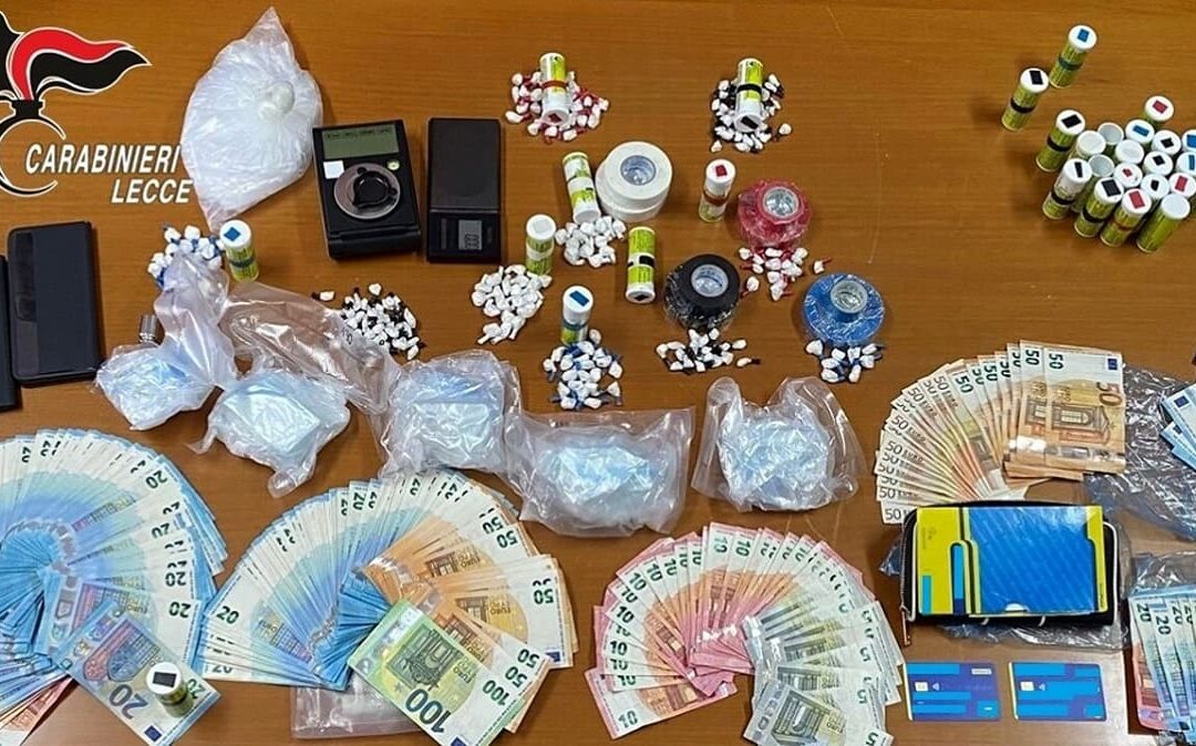 Droga, trovato con 7 etti di cocaina in casa: arrestato un 42enne nel Leccese