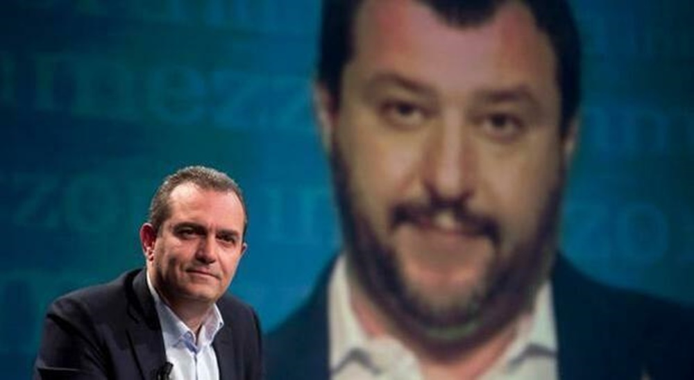 Luigi de Magistris, sullo sfondo Matteo Salvini