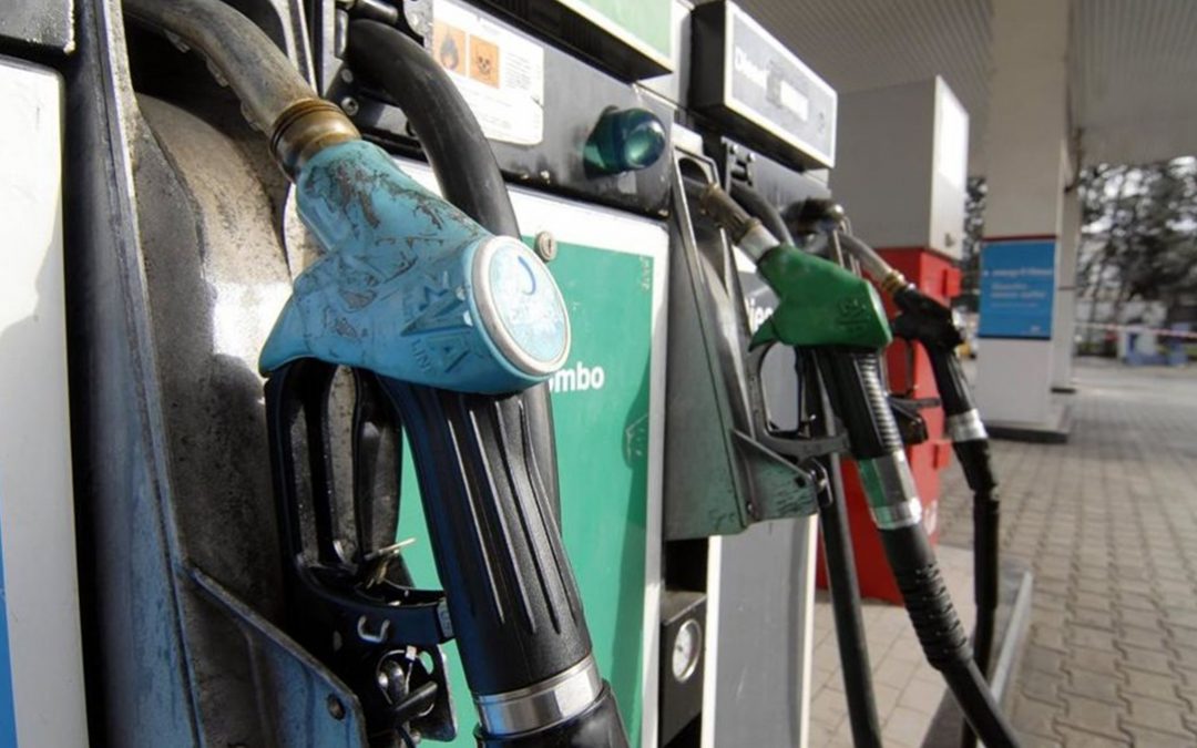 I prezzi dei carburanti si infiammano e minacciano di riaccendere l’inflazione