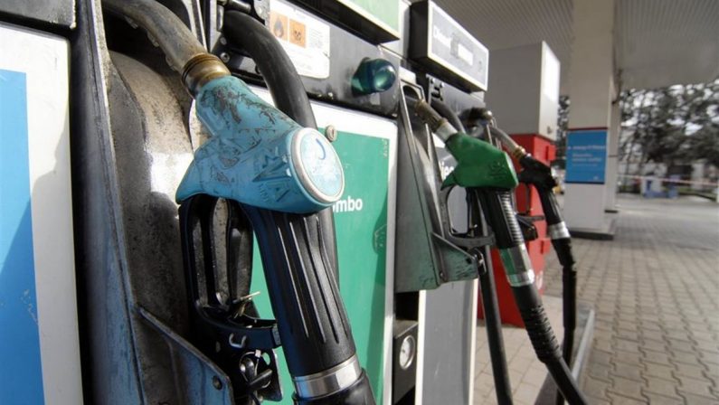 LA BENZINA TORNA VERSO I 2 EURO, LA GDF SCOPRE 2.800 IRREGOLARI