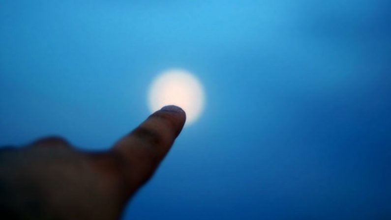 IL DITO E LA LUNA, LA DIFFERENZA TRA IERI E OGGI