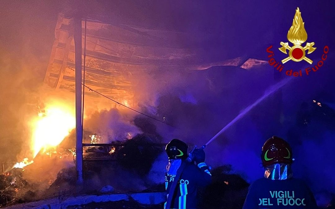 L'incendio dei capannoni a Isola Capo Rizzuto