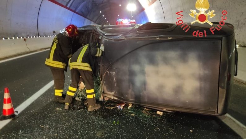 Catanzaro, sbanda e si ribalta in galleria: un ferito