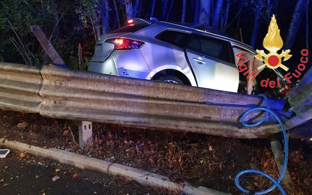 L'auto finita fuori strada