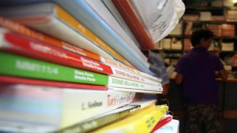 La noia dei libri di testo allergici alle cose attuali