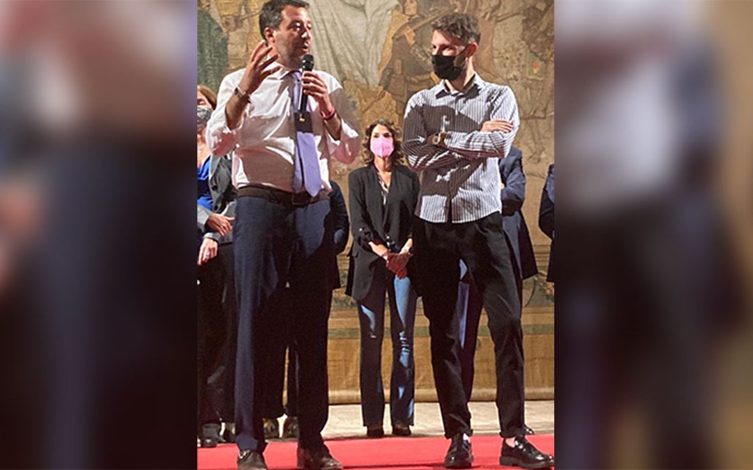 Matteo Salvini e Mattia Lanzino sul palco del Teatro Rendano di Cosenza