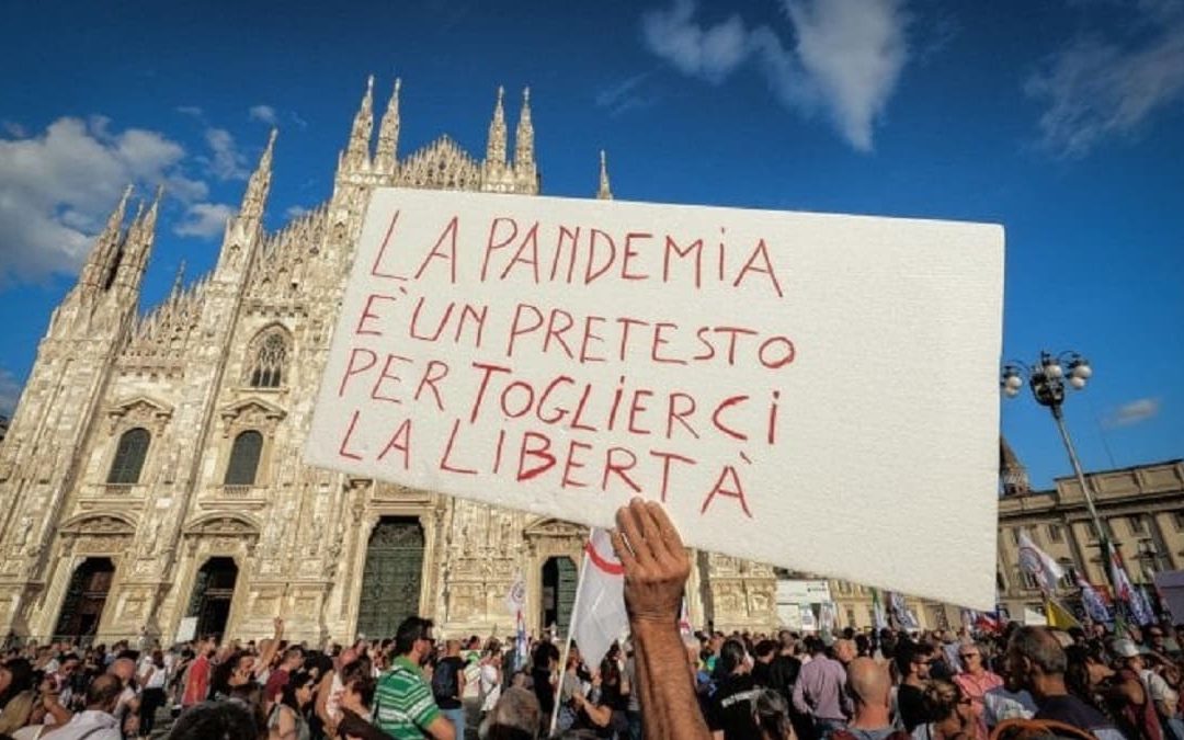 Una manifestazione no vax a Milano