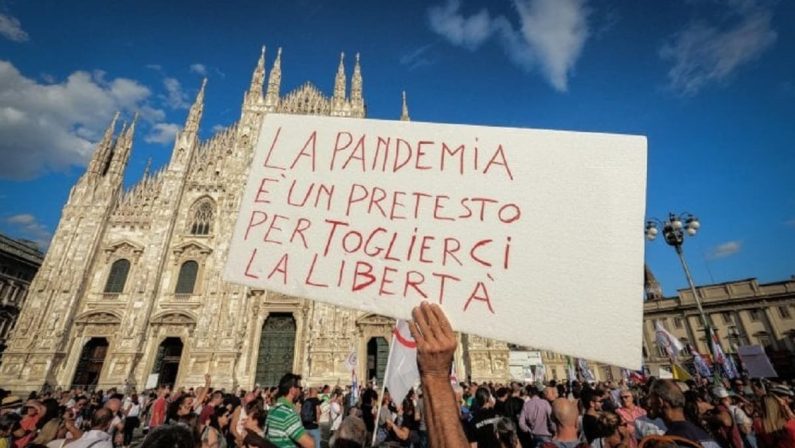 Italiani più poveri, sfiduciati e sedotti dal complottismo