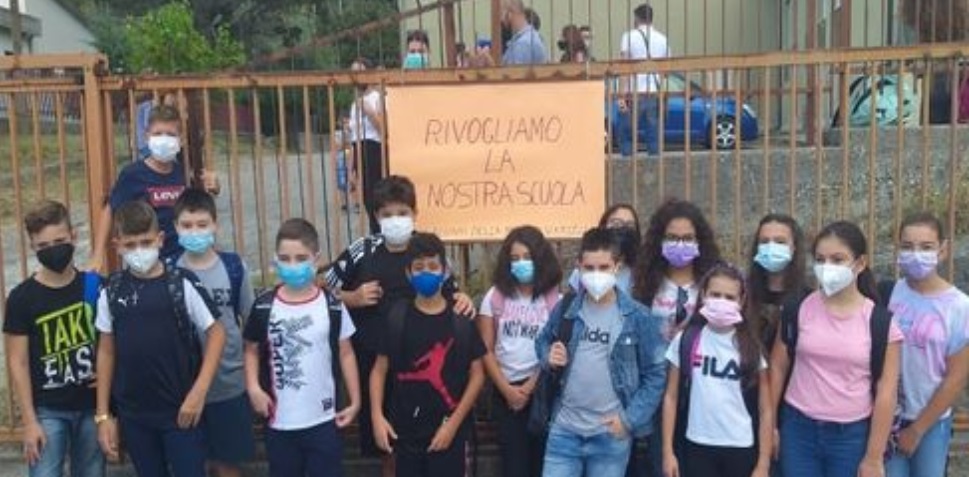 Alcuni degli alunni durante la protesta