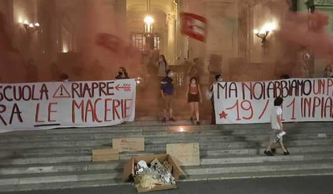 I manifestanti davanti al ministero dell'Istruzione