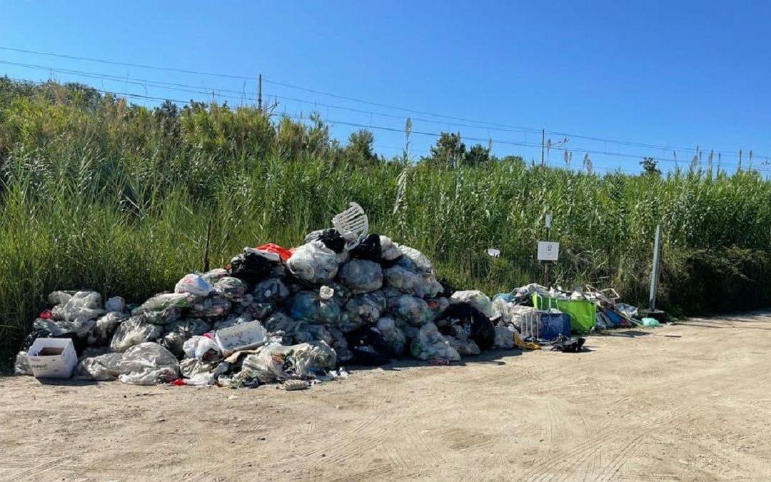 I rifiuti abbandonati vicino la spiaggia di Briatico