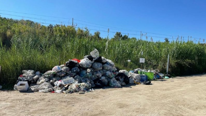 Briatico, cumuli di rifiuti a ridosso della spiaggia