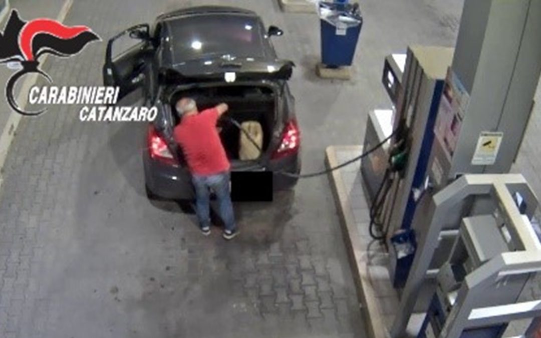 L'uomo immortalato mentre riempie taniche di benzina