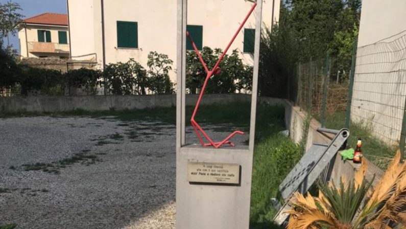 A Paola rimossa la statua antimafia di Luigi Gravina nonostante le promesse del sindaco