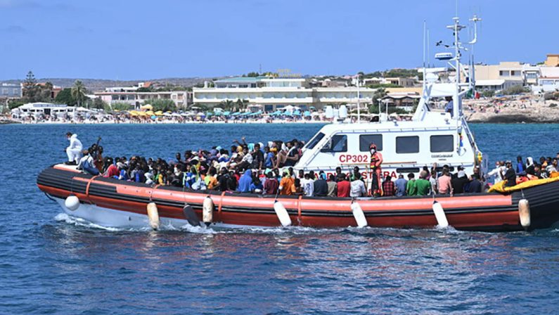 Arrivata in Calabria la nave "Diciotti" con 700 migranti