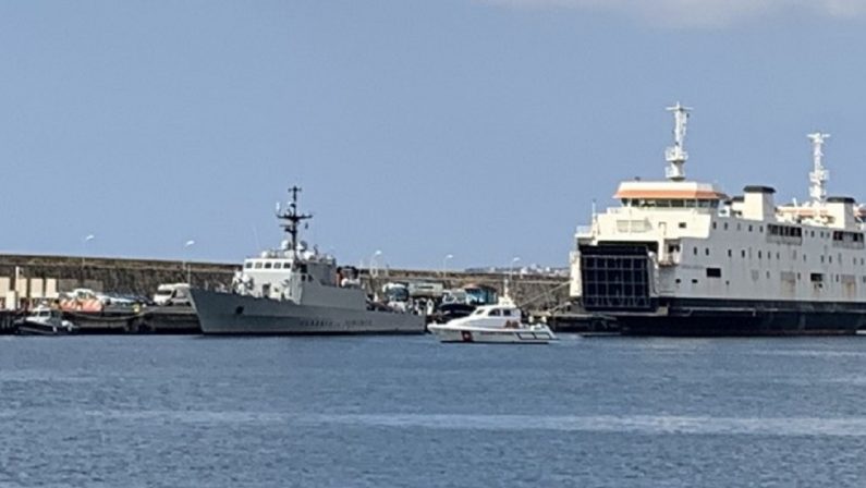 Migranti, in 150 sbarcano nel porto di Reggio Calabria