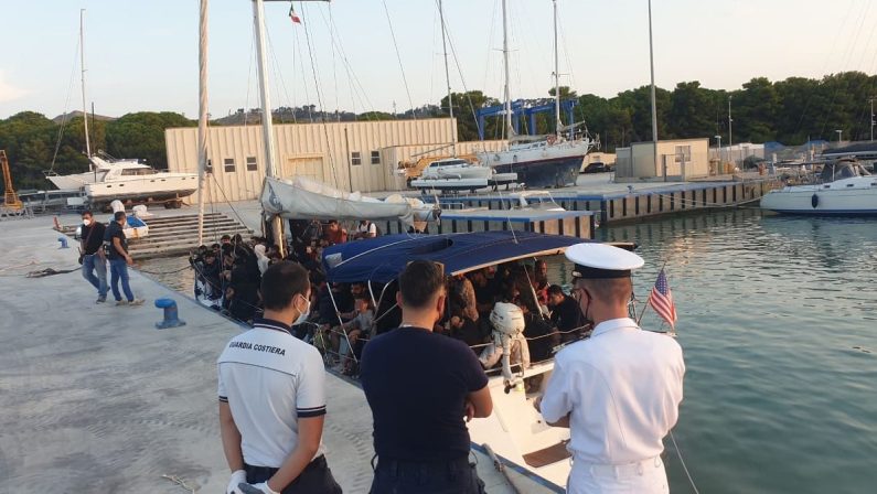 Sbarco di migranti a Roccella, 122 salvati in mare aperto