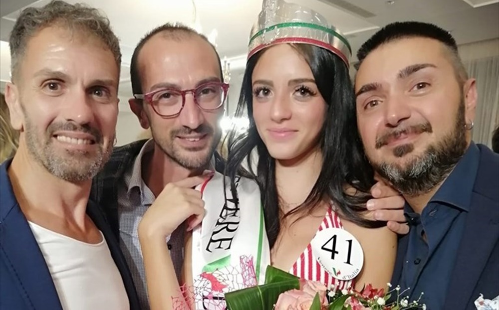 La vincitrice con i promotori dell'evento