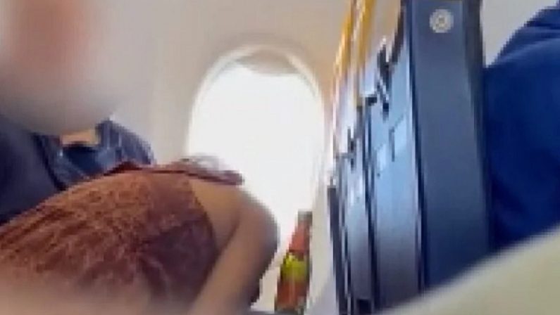 Sesso orale sul volo Ryanair, un passeggero riprende tutto e pubblica il video