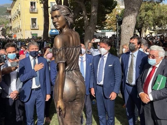 La Spigolatrice di Sapri troppo sensuale: la statua scatena le polemiche