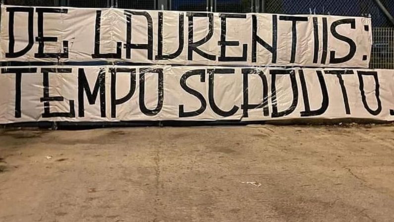 Bari, i tifosi contestano De Laurentiis: «La nostra pazienza è finita»