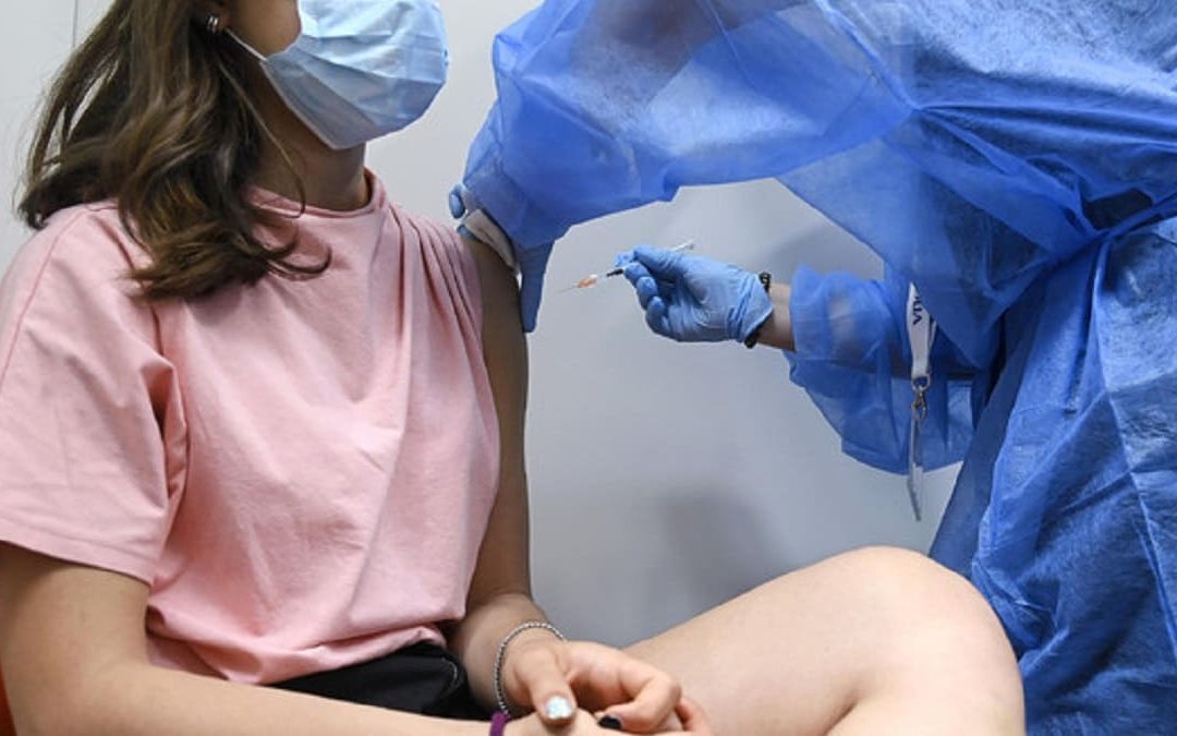 Una ragazza si sottopone al vaccino anti-Covid