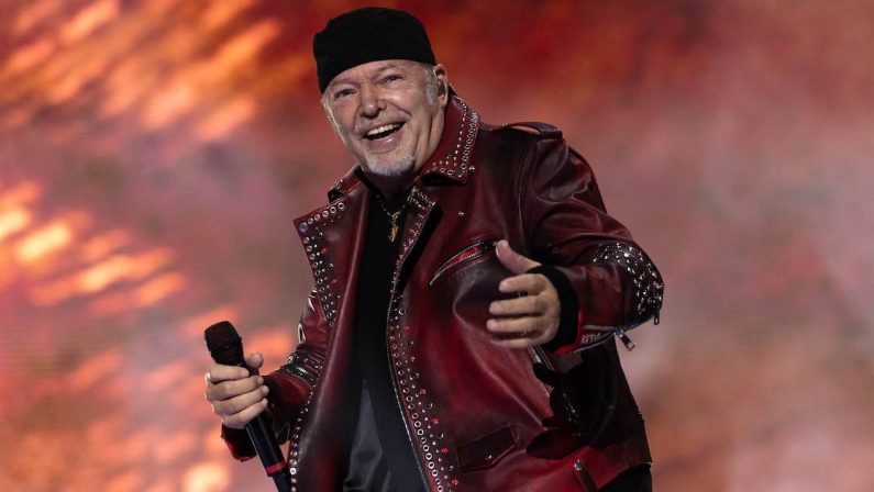 Vasco Rossi a Bari incanta il San Nicola: "Amo la Puglia e il Sud"