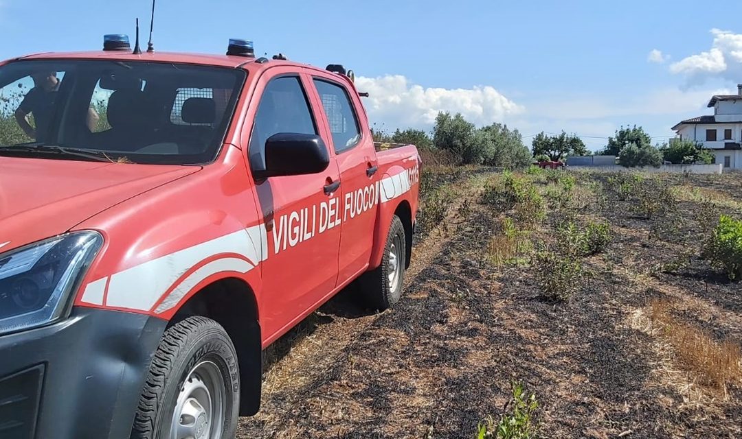 Riverso a terra a pochi metri dalle fiamme, 93enne soccorso dai Vigili del fuoco nel Vibonese