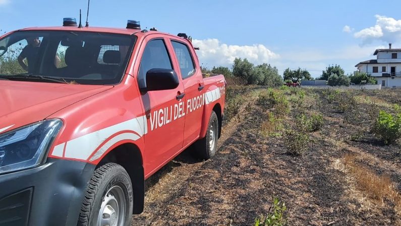 Brucia sterpaglie e muore carbonizzato: tragedia nel Crotonese