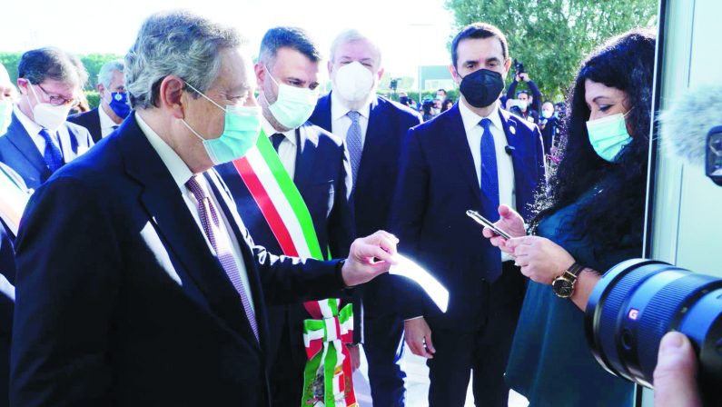 «L’Italia ora riparte da Bari» Il premier Draghi tra selfie, green pass e abbracci