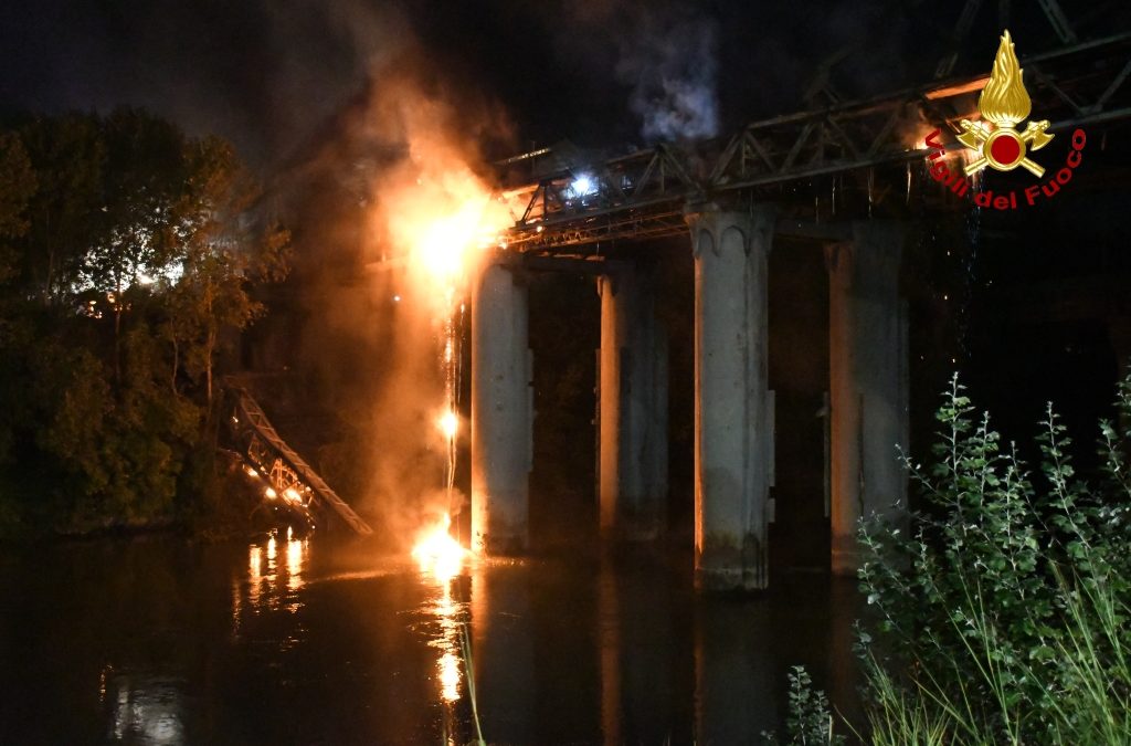 Roma, notte di paura sul Tevere: brucia e crolla Ponte dell’Industria