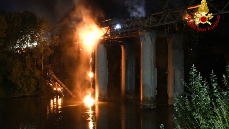 Roma, notte di paura sul Tevere: brucia e crolla Ponte dell’Industria