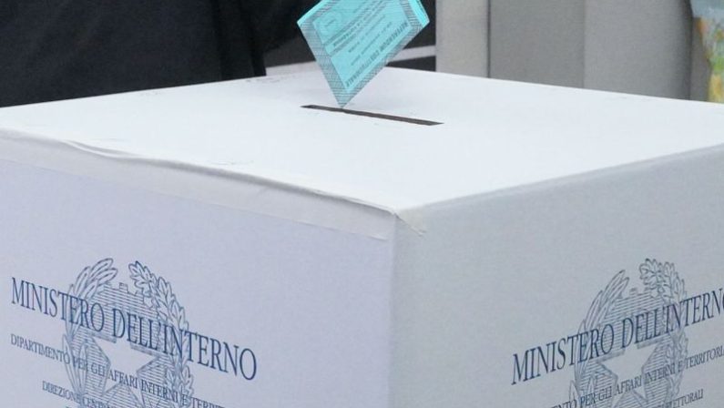 Comunali, urne aperte fino alle 15, affluenza in calo