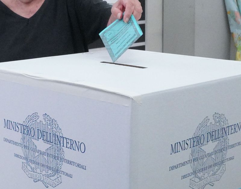 Comunali, urne aperte fino alle 15, affluenza in calo