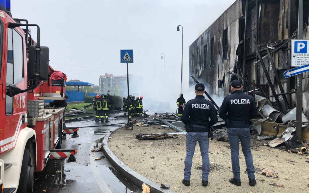 Aereo privato precipita a San Donato Milanese, otto morti