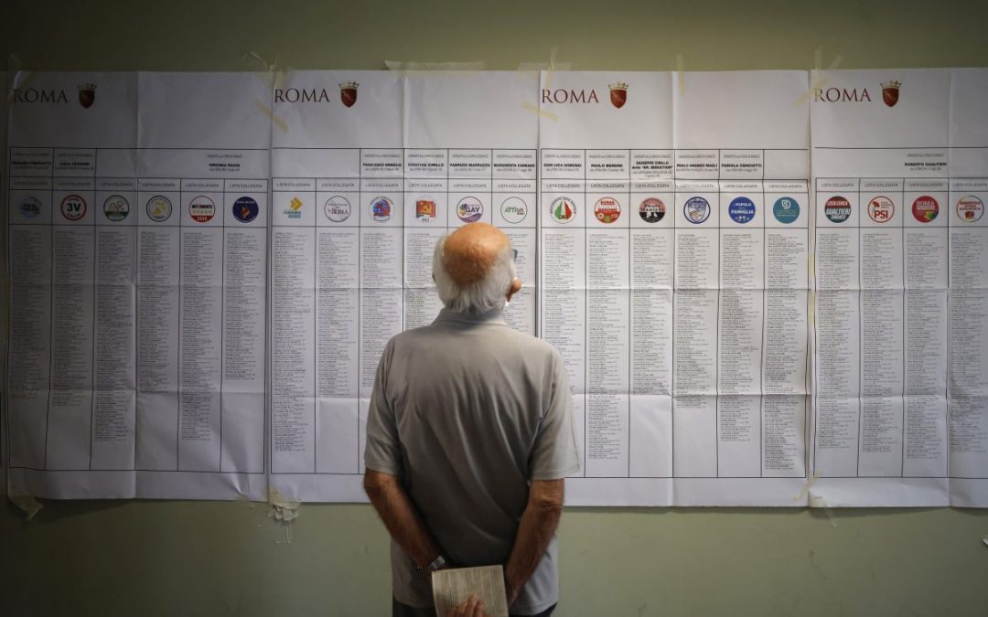 Urne aperte fino alle 15 per le Comunali, affluenza in calo