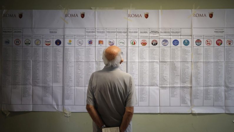 Urne aperte fino alle 15 per le Comunali, affluenza in calo