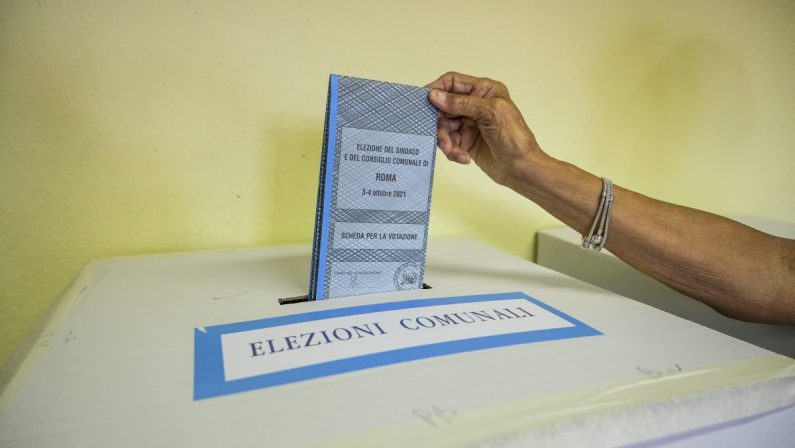 Elezioni comunali, in Puglia vincono Emiliano e le civiche