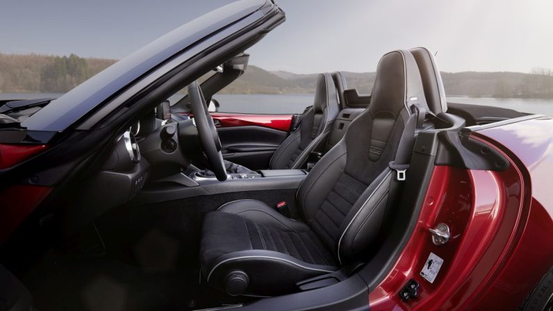 Mazda MX-5, giù il tetto e su il volume con Bose