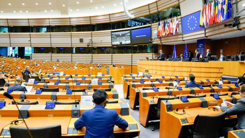 Parlamento Ue “Rafforzare la lotta alle pratiche fiscali dannose”