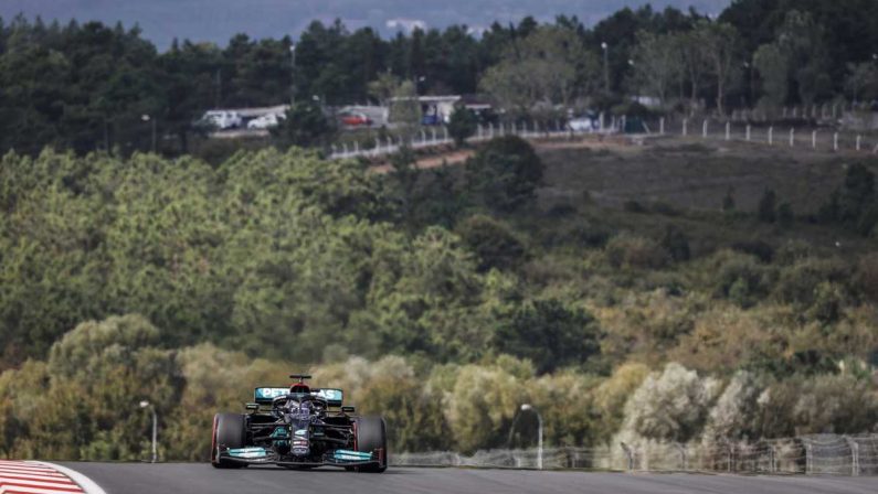 Hamilton domina le libere in Turchia ma Leclerc è vicino