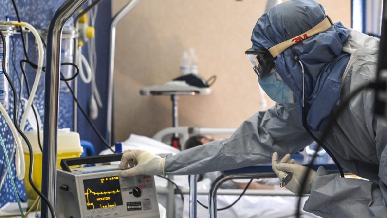 Covid, 2.494 nuovi casi e 49 decessi in 24 ore