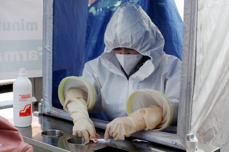 Covid, 2.697 nuovi casi e 70 decessi in 24 ore