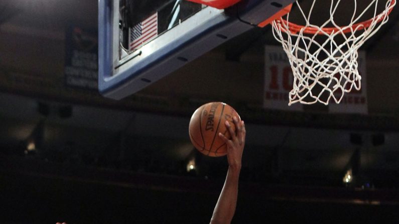 Knicks piegano Celtics al 2° overtime, ok Nuggets e Spurs