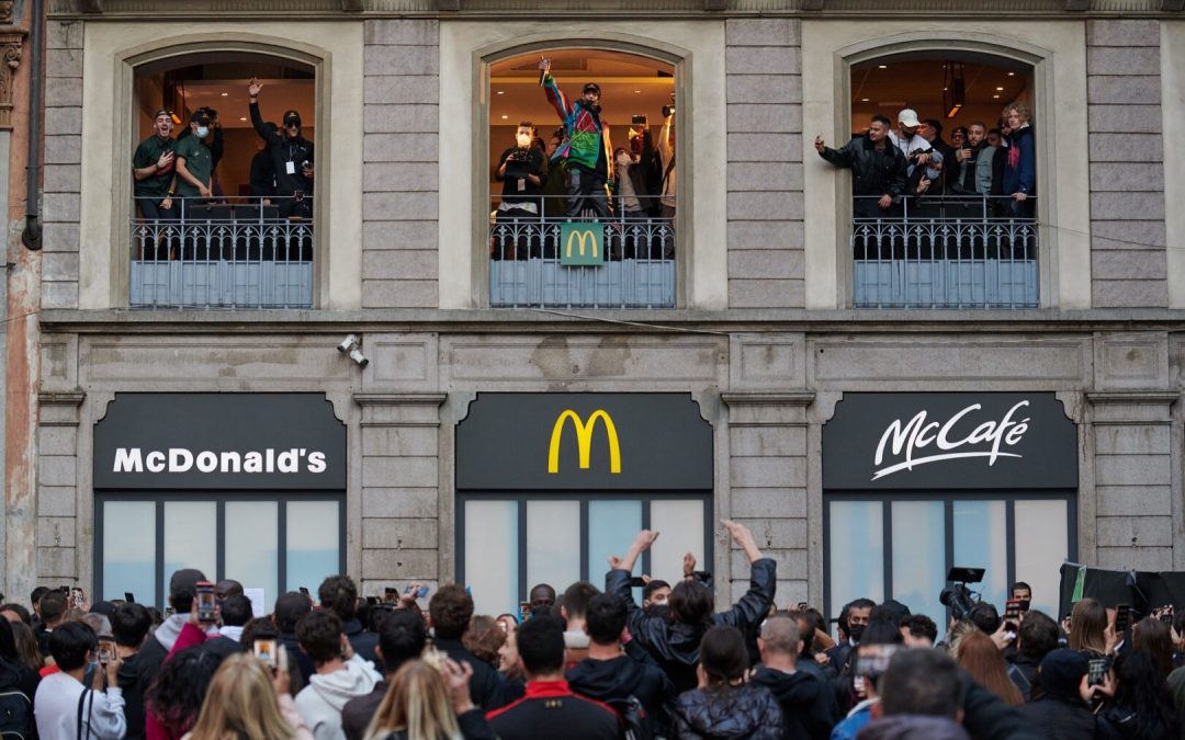 Milano, al ristorante McDonald’s di Piazza Duomo a sorpresa arriva Ghali