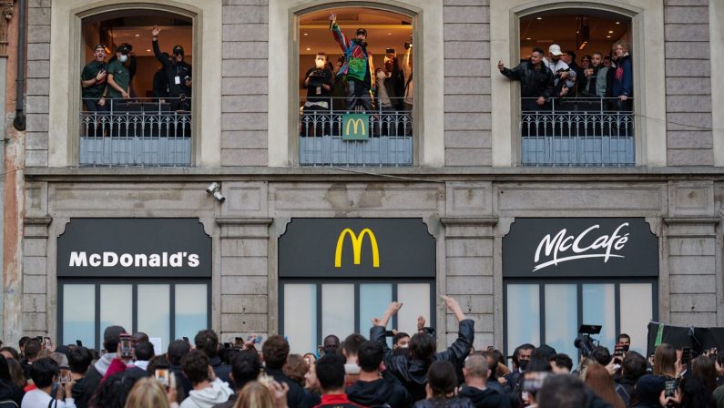 Milano, al ristorante McDonald’s di Piazza Duomo a sorpresa arriva Ghali