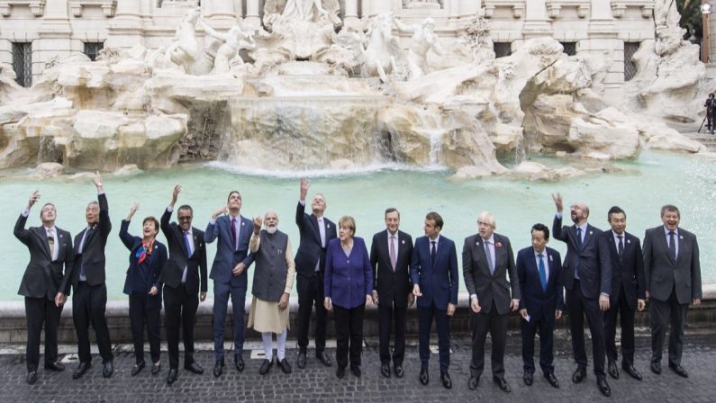 G20, Draghi e i leader a Fontana di Trevi lanciano la monetina