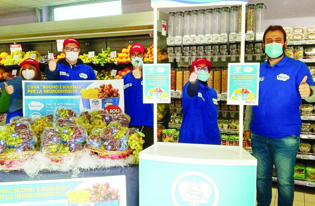 Un banco con l’uva mista senza semi confezionata dai ragazzi con disabilità