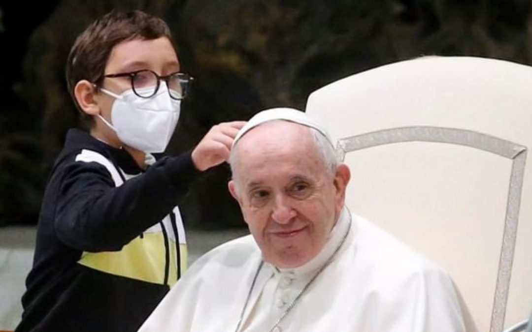 Papa Francesco insieme al piccolo Paolo