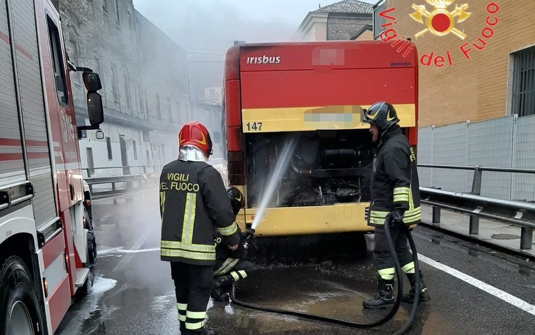 L'autobus interessato dall'incendio